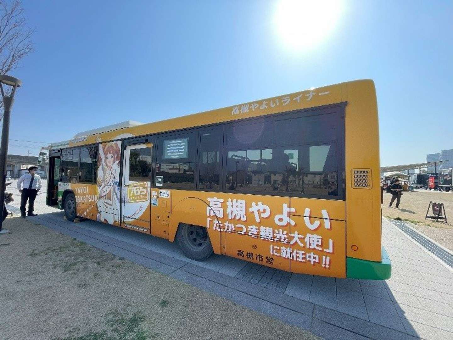 やよいライナーの展示は安満遺跡公園内サンスター広場で午前10時～午後4時（C)窪岡俊之 THE IDOLM＠STER& （C)Bandai Namco Entertainment Inc.