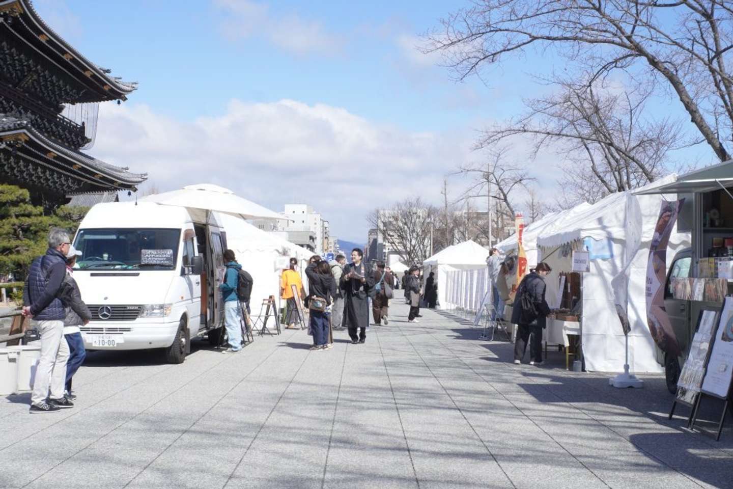キッチンカーやテントがずらり