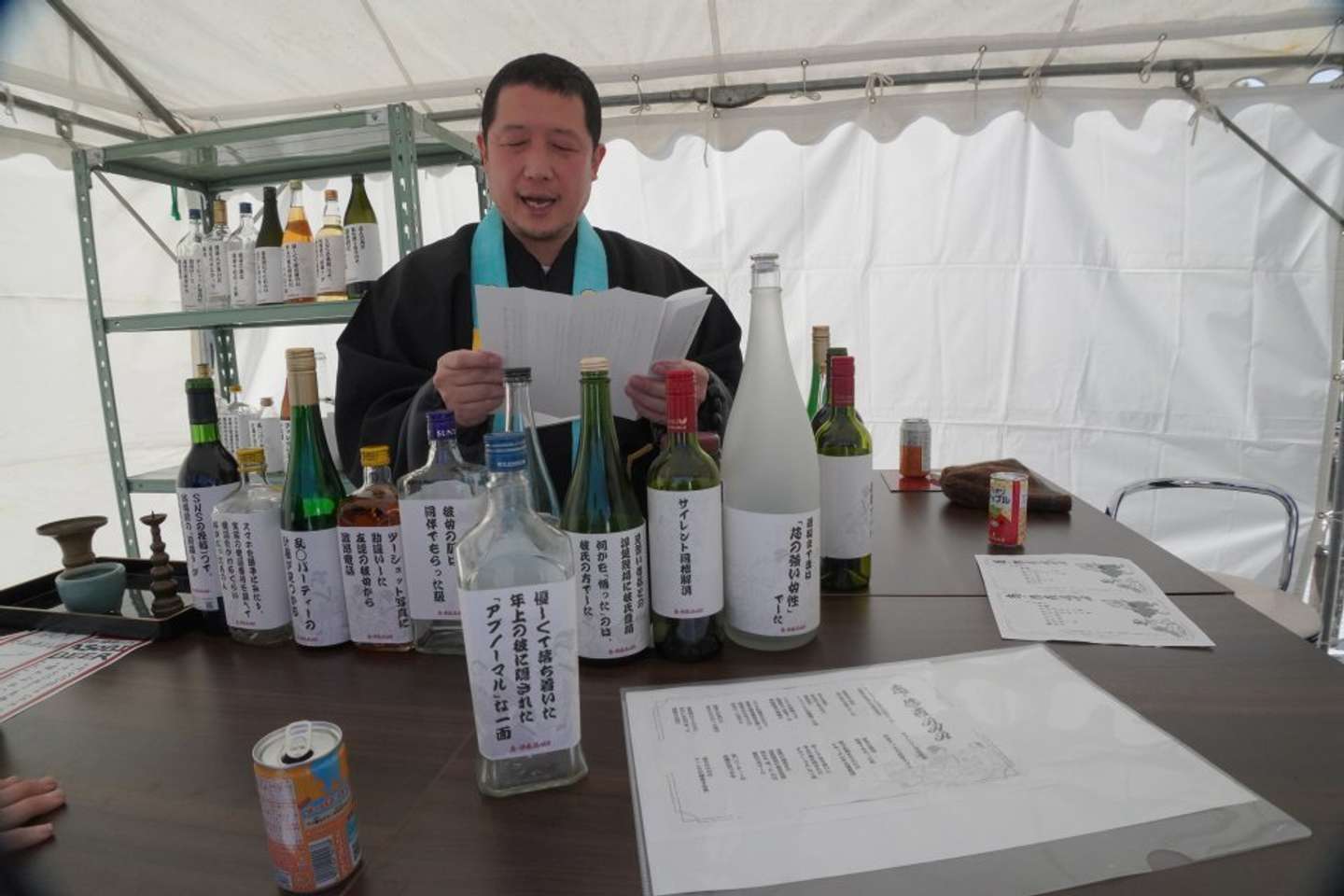 色んな修羅場が並ぶバー