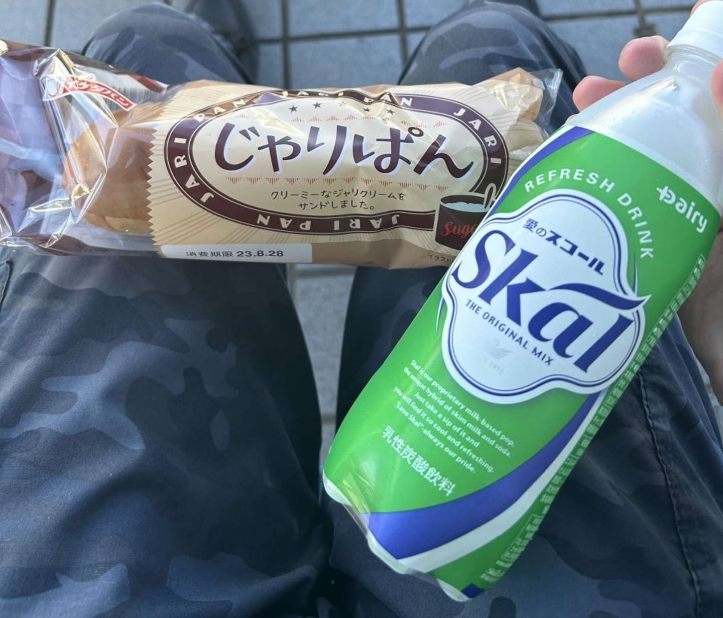 作中で主人公たちもよく飲んでいた「スコール」（写真は記者撮影）