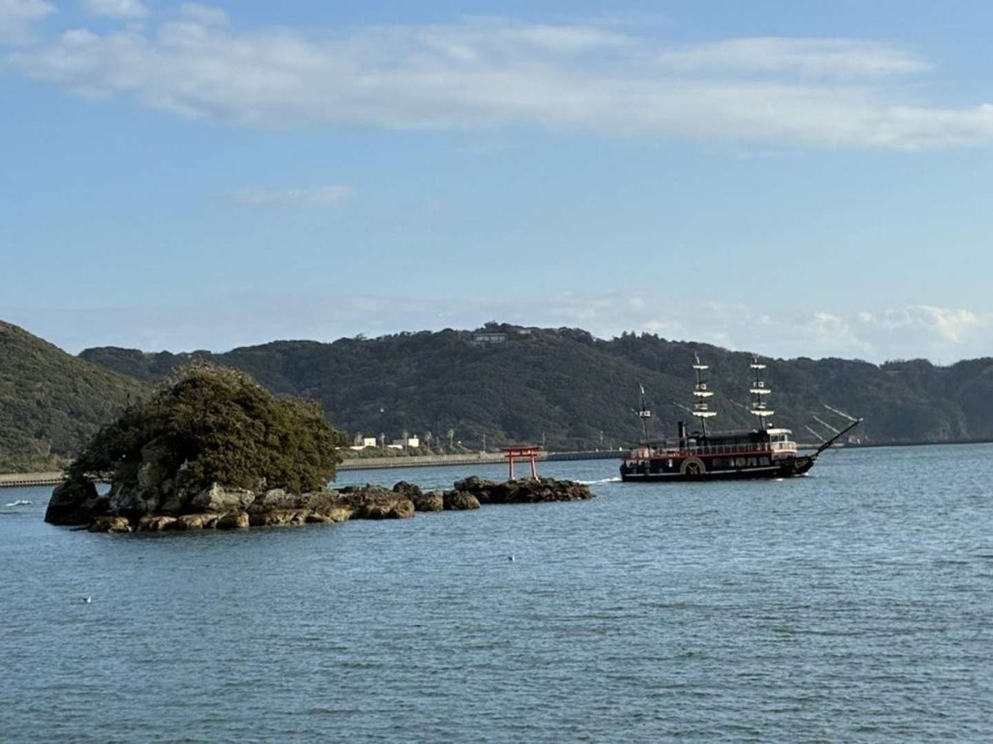 赤い鳥居がぽつん。沖に浮かぶ毘沙子島