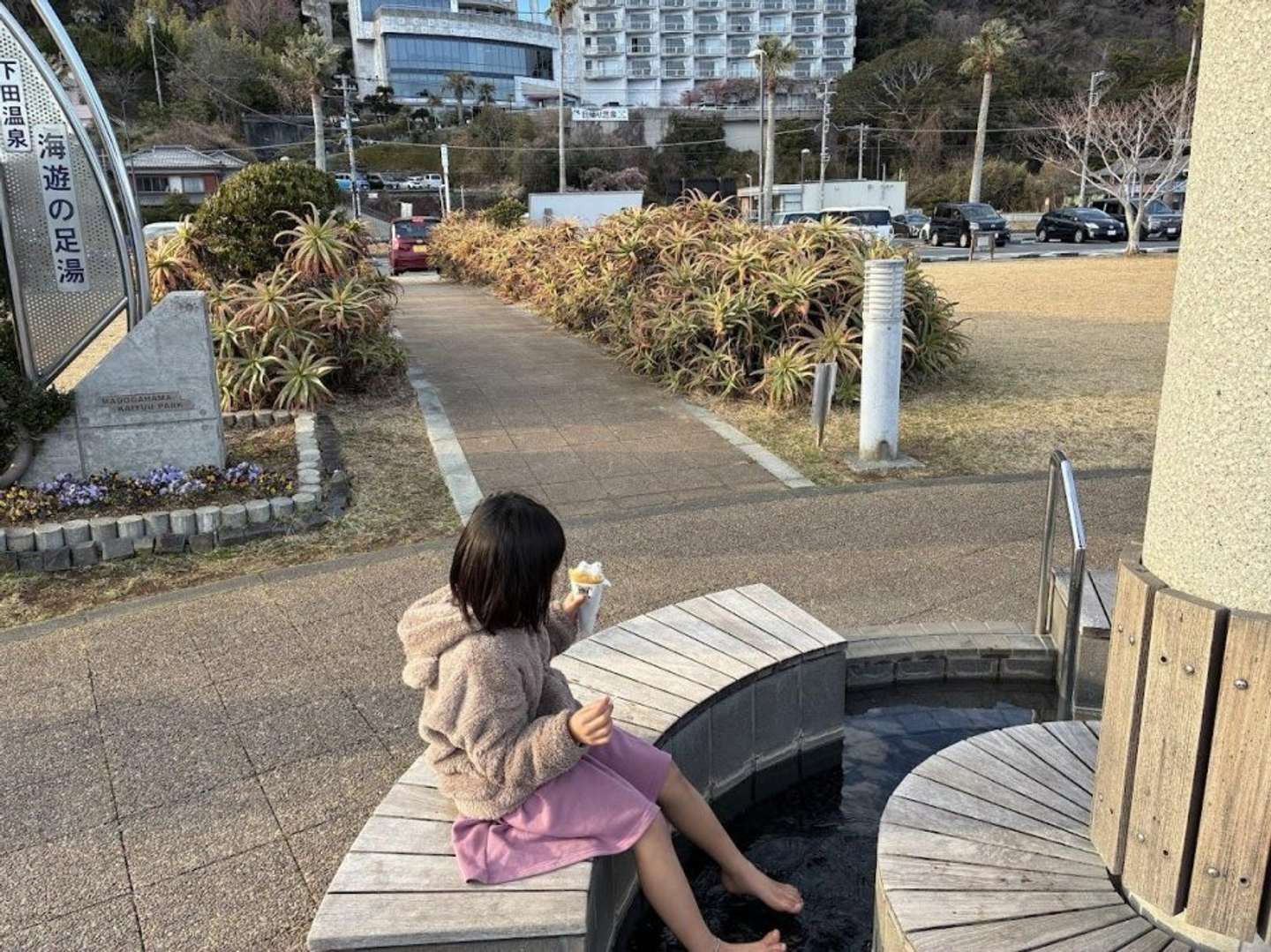 海辺の足湯で「ぬくい......」を体験