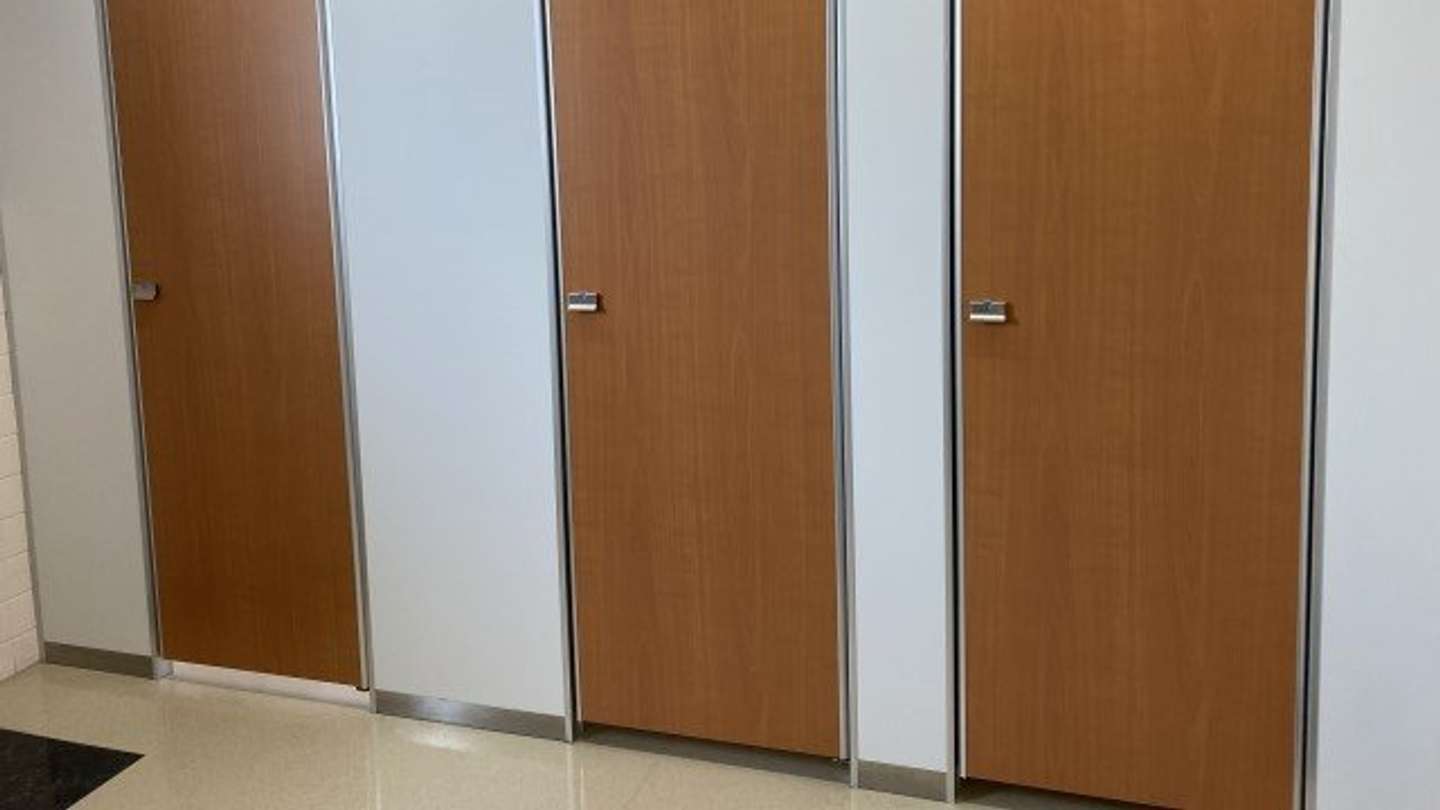 たった一つだけ空いてた個室に（画像はphotoAC）