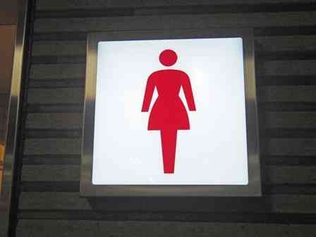 駅のトイレで（画像はphotoAC）