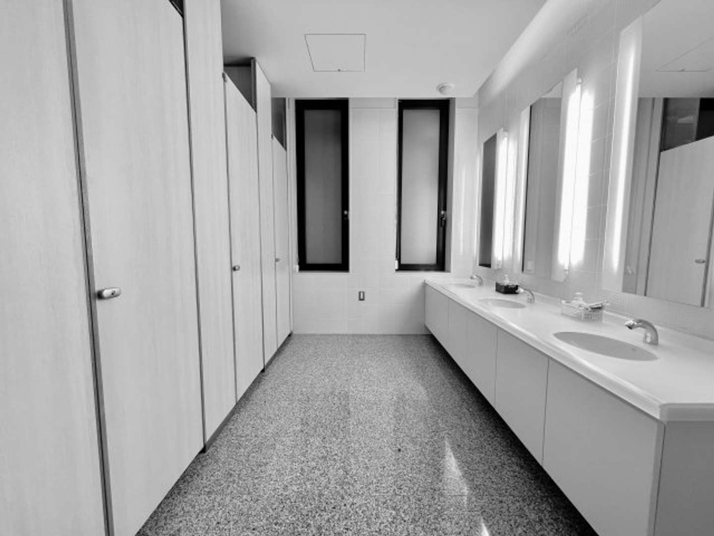 前に並んでいた女性たちが...（画像はphotoAC）