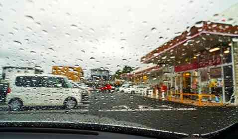 雨の日の買い物で（画像はphotoAC）