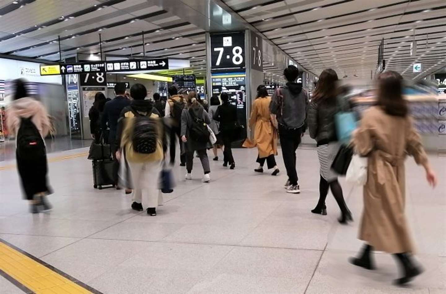 都会の駅で困惑（画像はphotoAC）