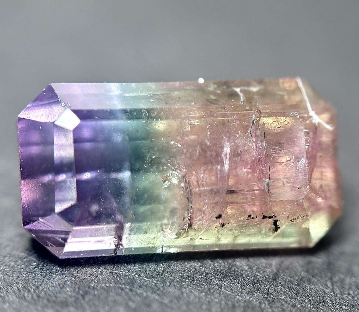  虹のような色彩を持つトルマリン（画像提供：ろこ（＠roko_o64）さん）