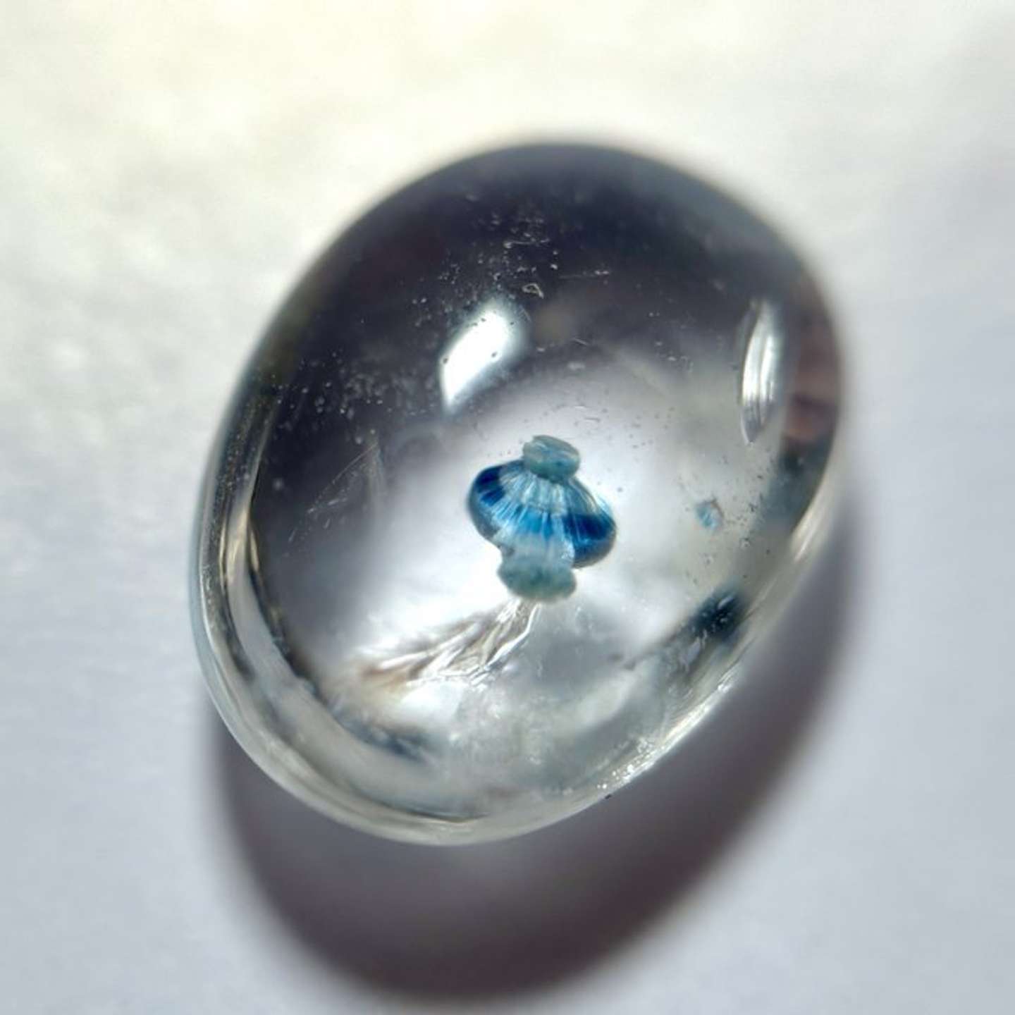 透明な丸みを帯びた水晶「ギラライトインクォーツ」（画像提供：ろこ（＠roko_o64）さん）