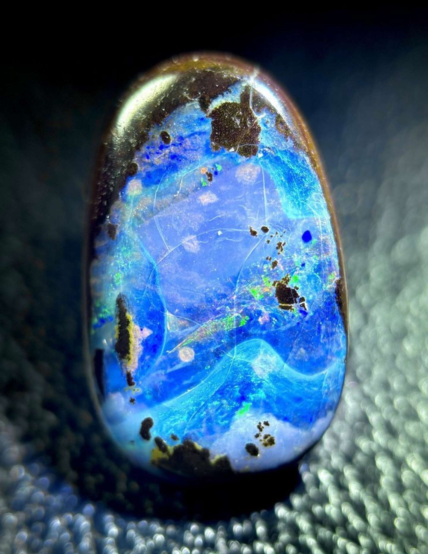 海の色を吸い込んだかのようなボルダーオパール（画像提供：ろこ（＠roko_o64）さん）