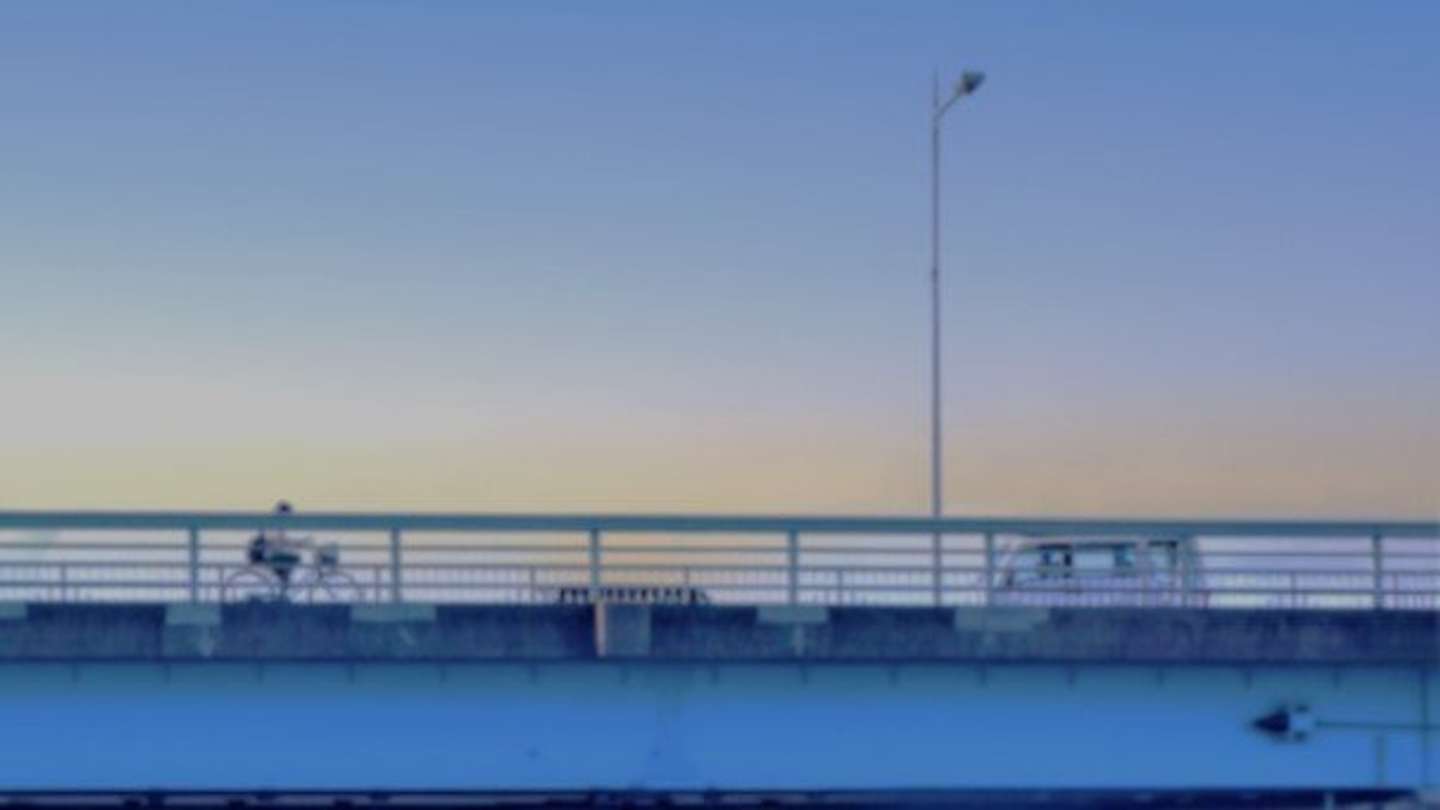 橋の上で急に...（画像はphotoAC）