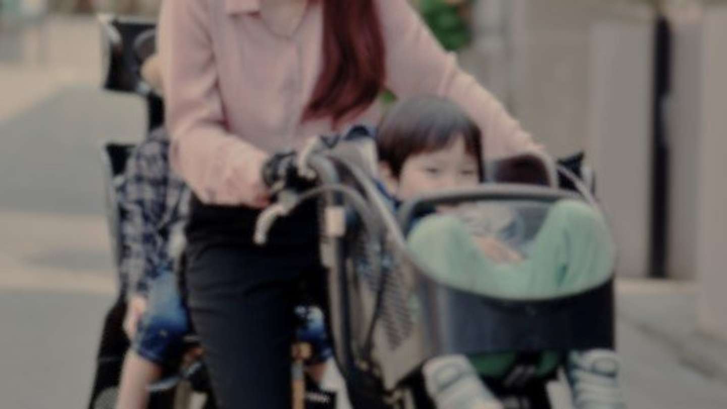 子供たちを自転車に乗せて（画像はphotoAC）