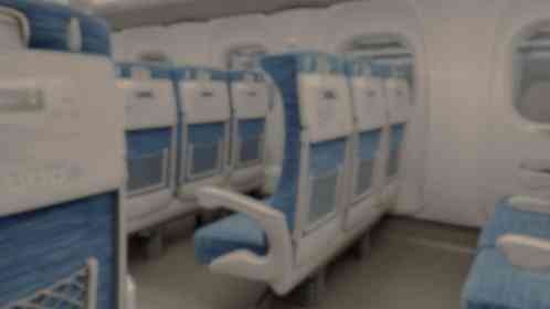 「年末の新幹線むずかる子供と乗り込んだ親。人でいっぱいの通路で立ってたら、背広の青年が」