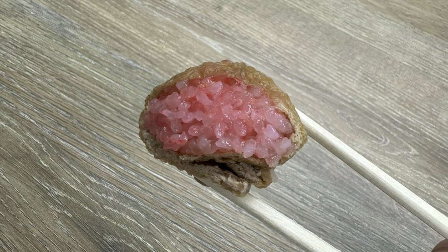 「津軽めんこい懐石弁当『ひとくちだらけ』」の紅しょうがのおいなりさん。ピンク色だ。（編集部撮影）