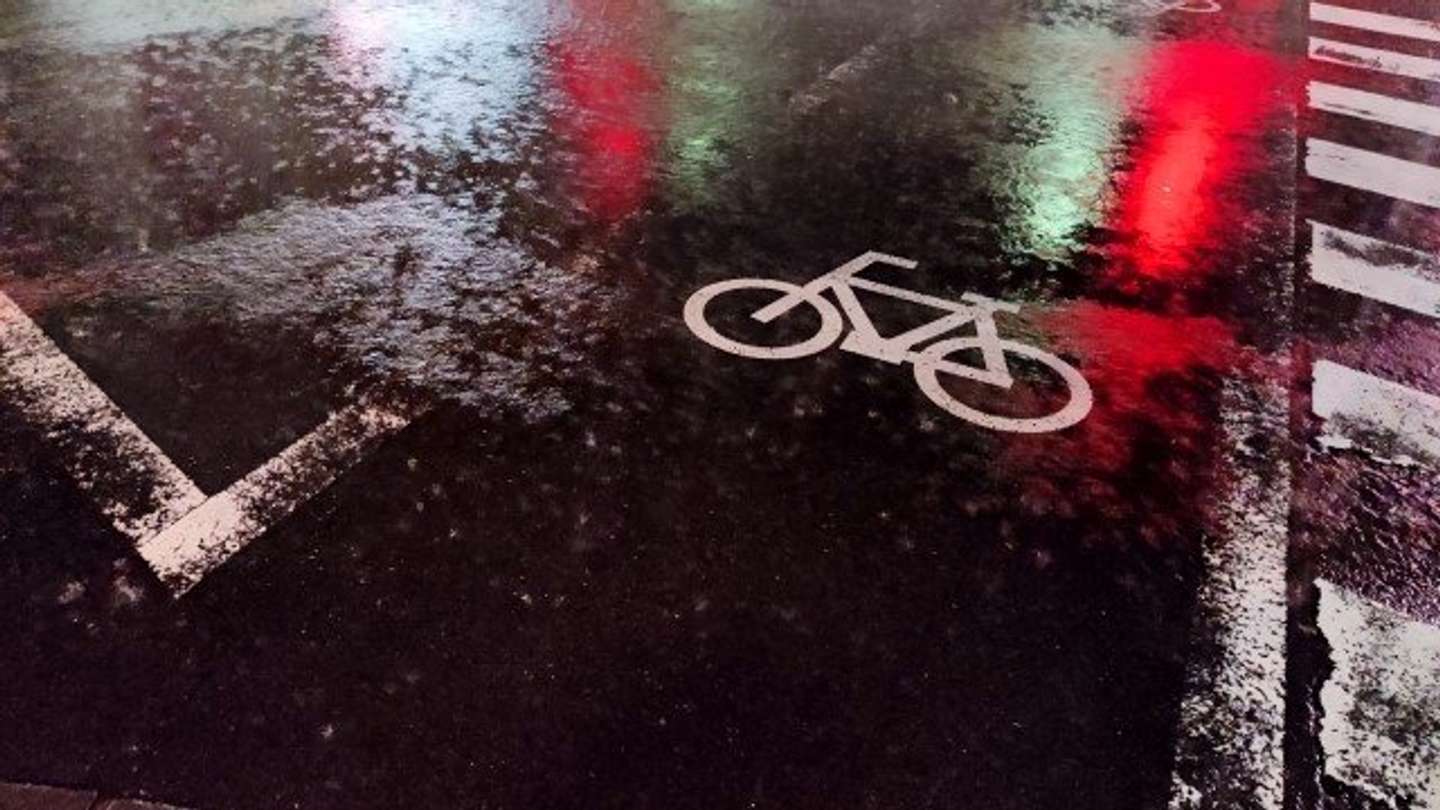 雨の中を走っていたら（画像はphotoAC）