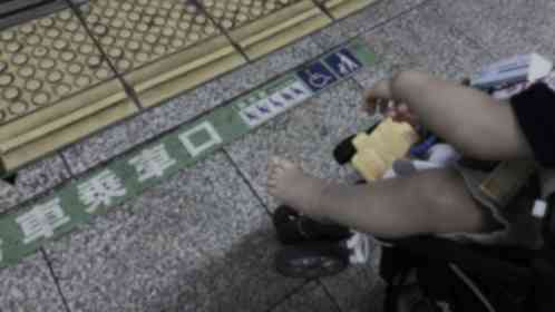 「ベビーカーに1歳息子を乗せて外出した私。駅の階段が空いてから下りようと待ってたら、男子高校生が」（神奈川県・50代女性）