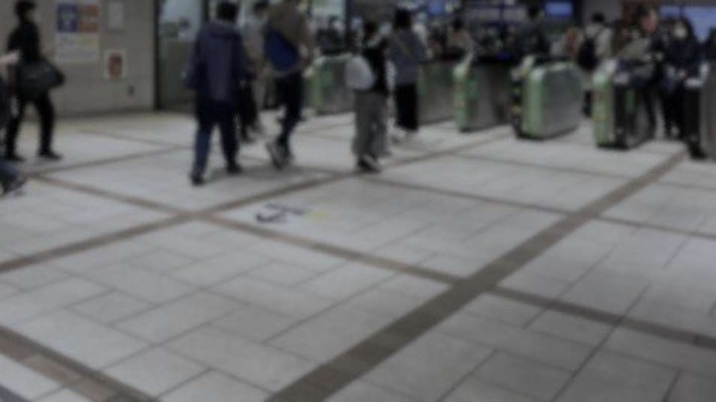 たくさんの人が利用する駅へ（画像はphotoAC）