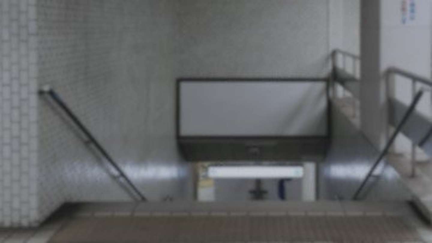 下り階段をさっと（画像はphotoAC）