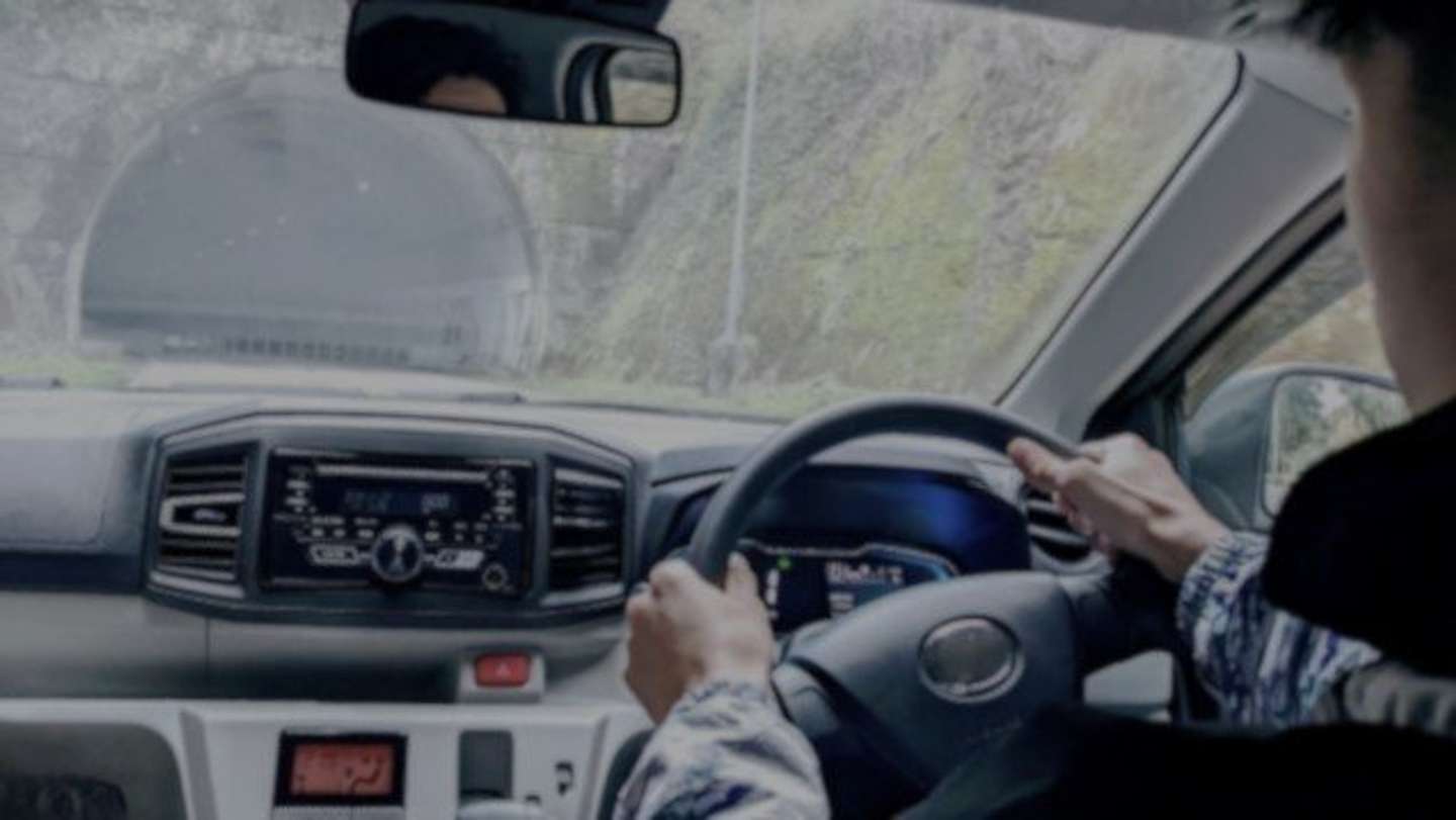 助けてくれた青年たちは（画像はphotoAC）