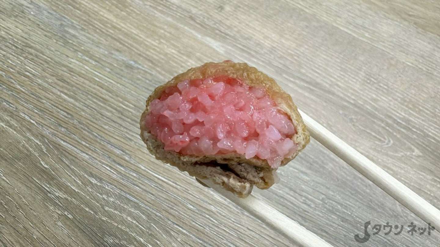 「津軽めんこい懐石弁当『ひとくちだらけ』」の紅しょうがのおいなりさん。ピンク色だ。（編集部撮影）