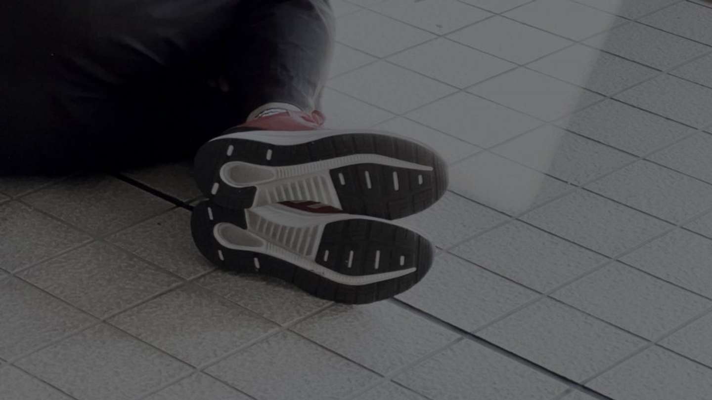 飲みすぎて酔っ払い...（画像はphotoAC）