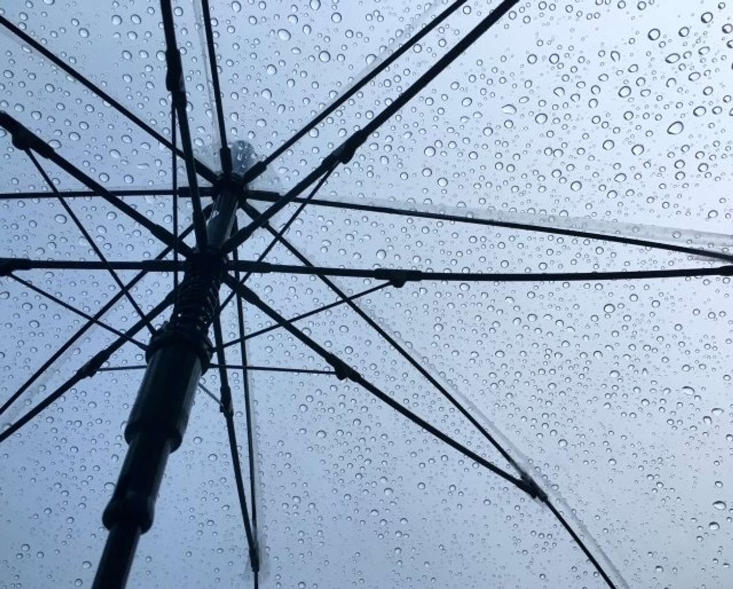 見知らぬおじさんが傘を（画像はphotoAC）