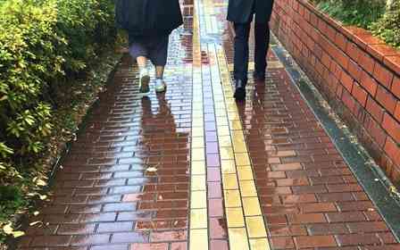 「友達と遊んだ後、一人で歩いて家に帰る女子中学生の私。途中で見知らぬおじさんに傘を差しだされて」（東京都・50代女性）