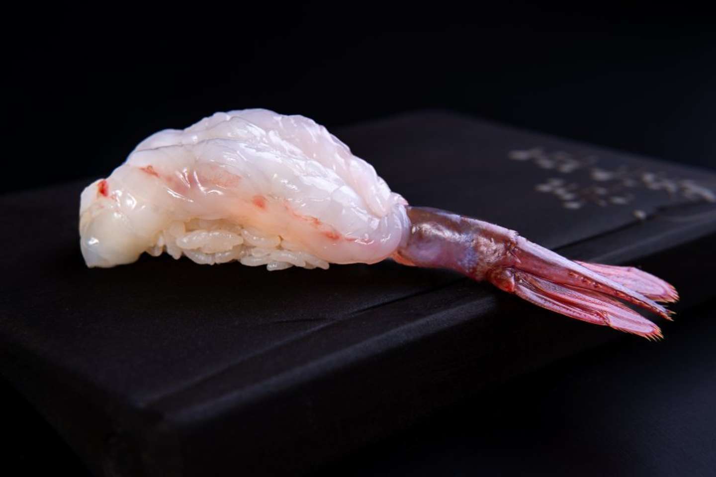 希少な「ブドウエビ」のお寿司（画像提供：札幌シーフーズ）