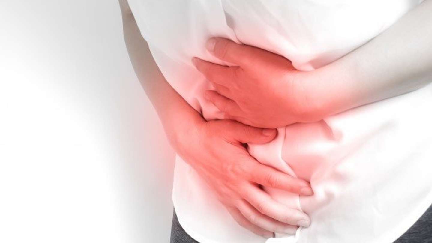 急激な腹痛が（画像はphotoAC）