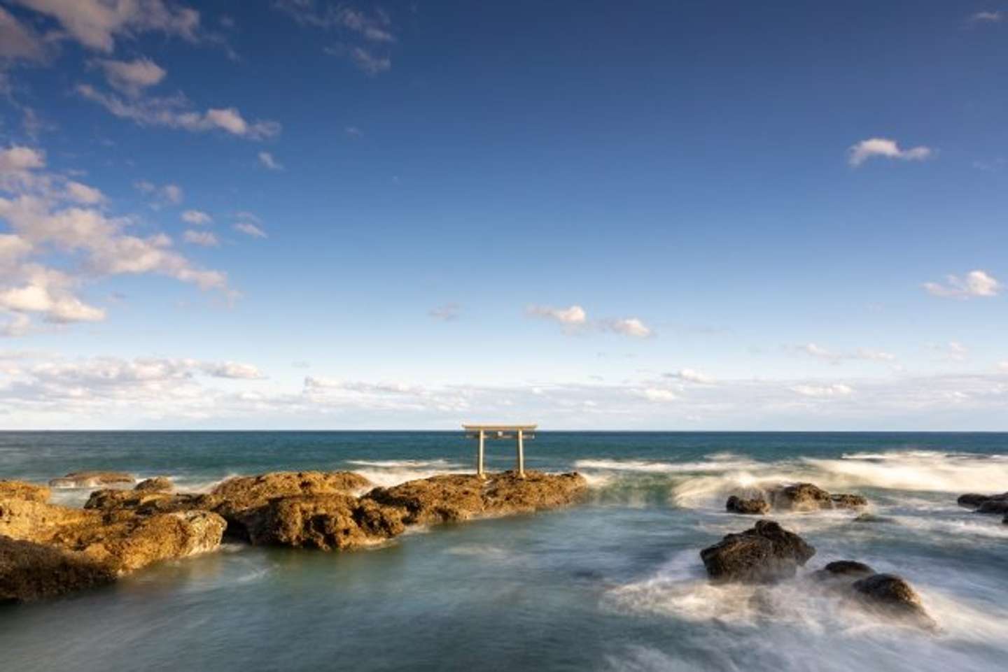 神磯の鳥居、画像はphotoACより