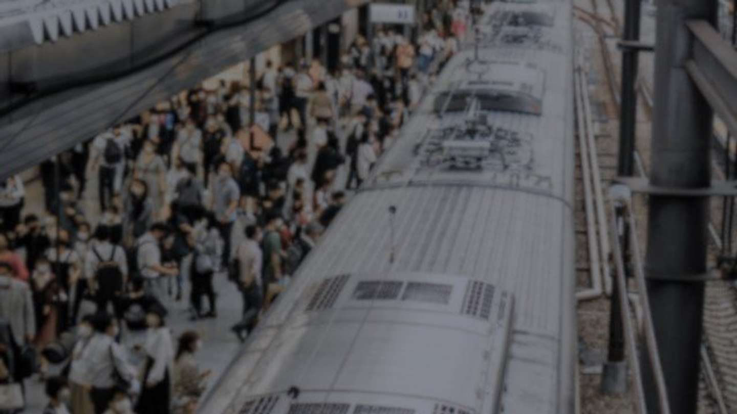 電車がどんどん混んできて...（画像はphotoAC）