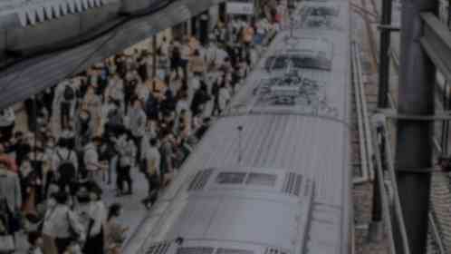 電車がどんどん混んできて…（画像はphotoAC）