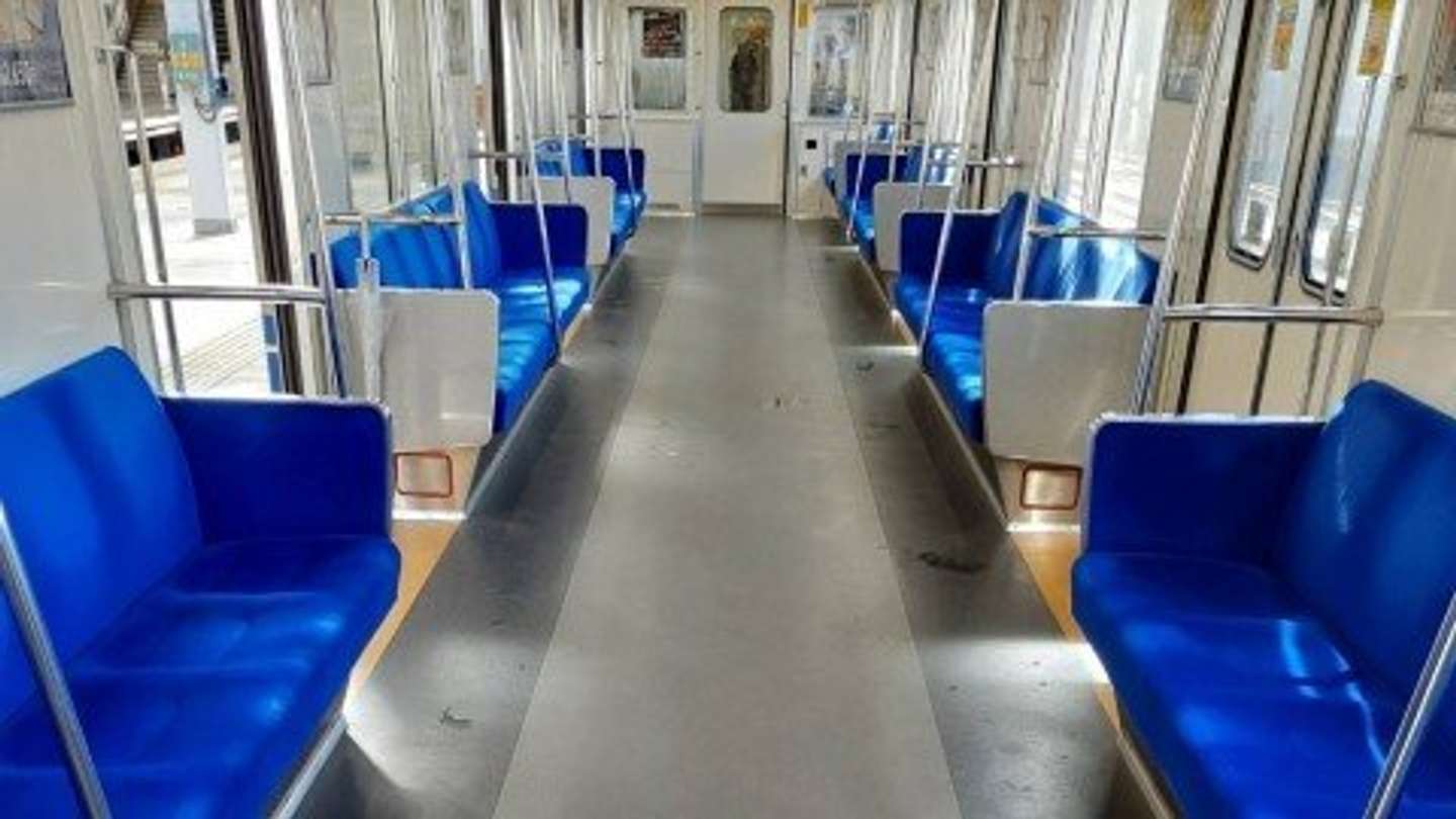 電車の中で、見知らぬ人に（画像はphotoAC）