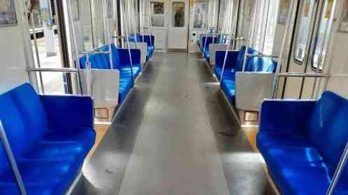 「口を出さずにいられない」　電車で授業の準備をしていた教育実習生に、隣の見知らぬ女性客が