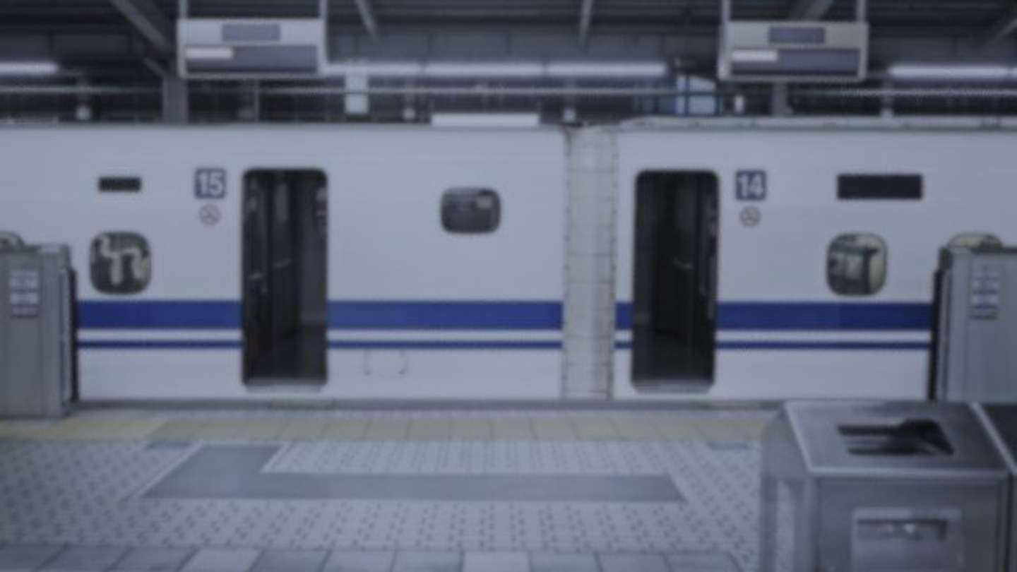 新幹線のホームで（画像はphotoAC）