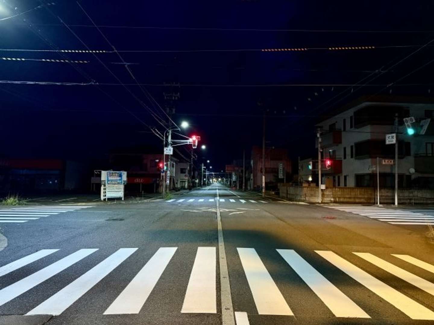 夜中の横断歩道で（画像はphotoAC）