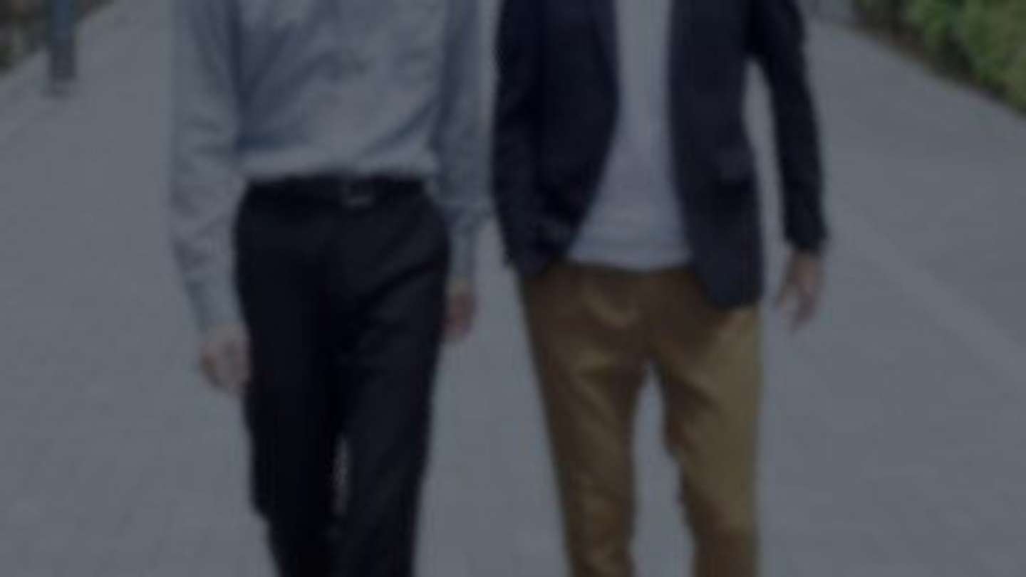 2人の若者のおかげで（画像はphotoAC）