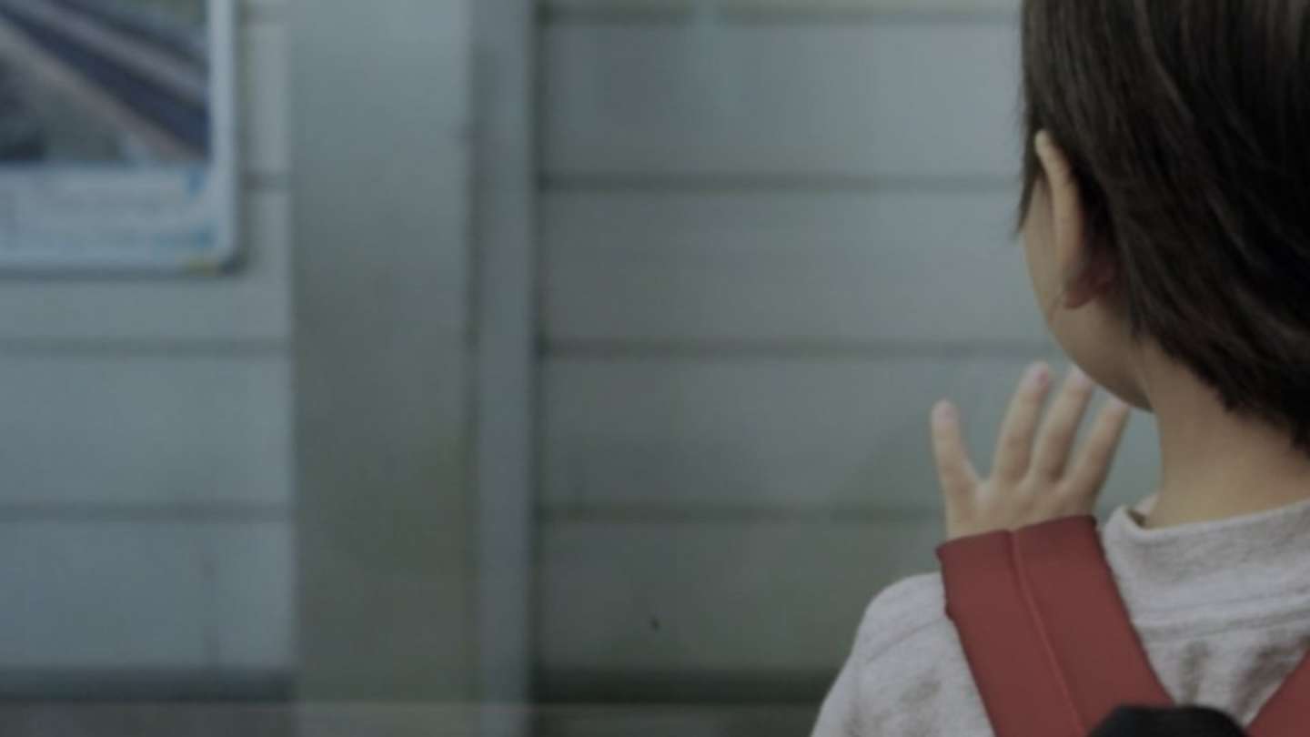 妹が泣きながら（画像はphotoAC）