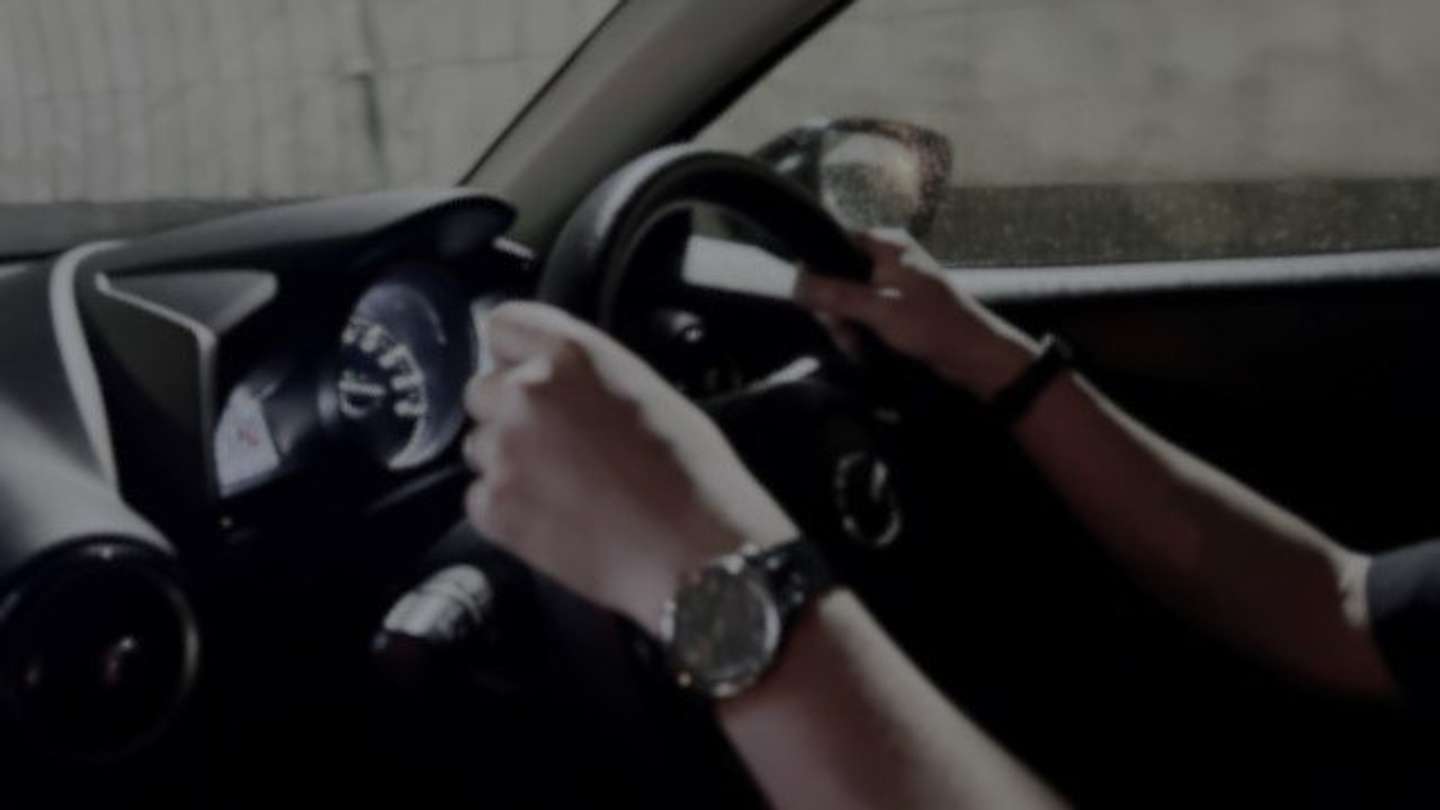 車の男性2人が戻ってきて（画像はphotoAC）