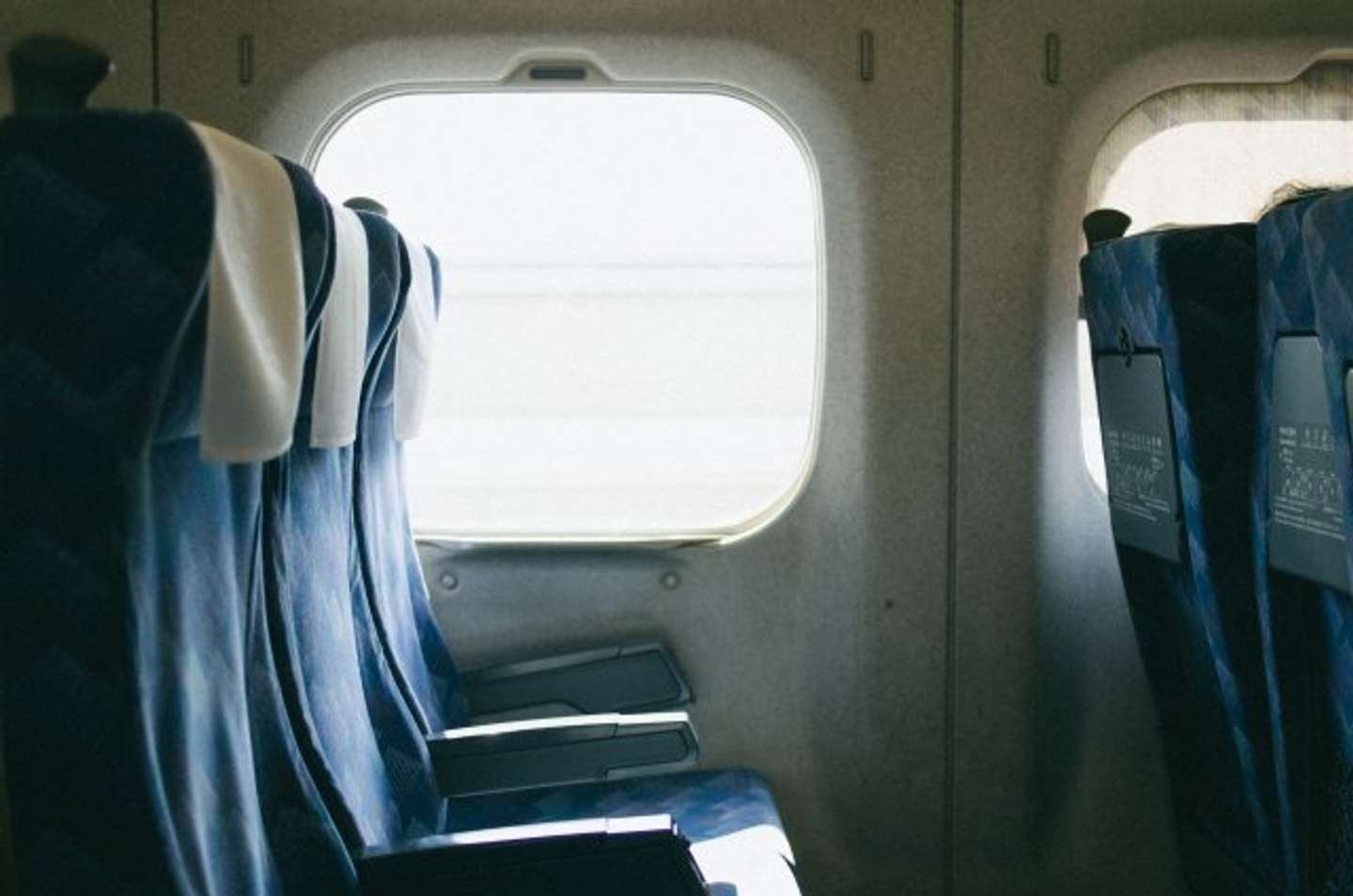 窓際に座った外国人男性客は（画像はphotoAC）