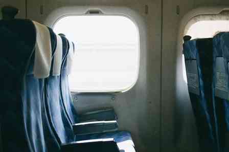 「混雑した新幹線で空席に荷物を置いてる外国人。その横に座ると肩を叩かれて」