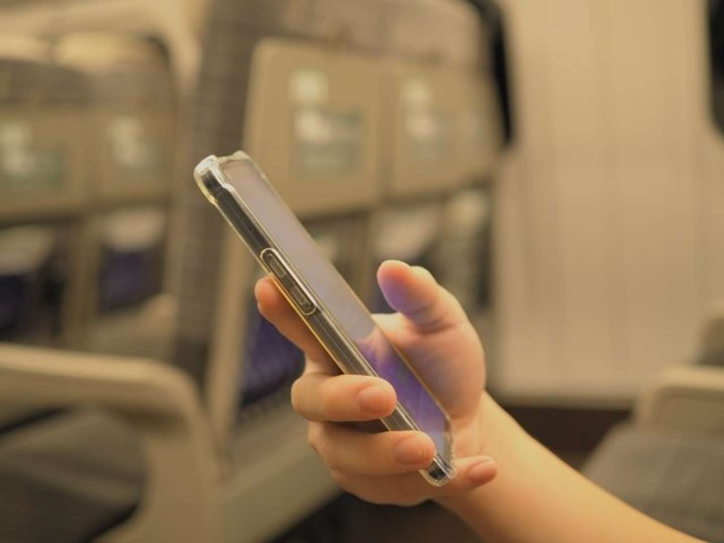 スマホの音声で感謝を伝えられて（画像はphotoAC）