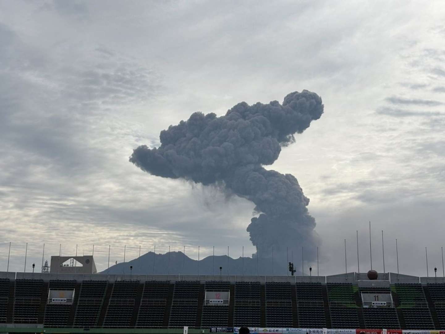 降灰時の白波スタジア厶（画像提供：鹿児島ユナイテッドFC）
