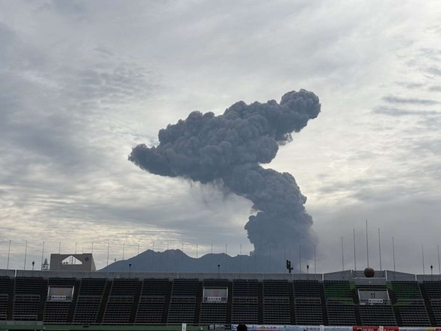 降灰時の白波スタジア厶（画像提供：鹿児島ユナイテッドFC、再掲）
