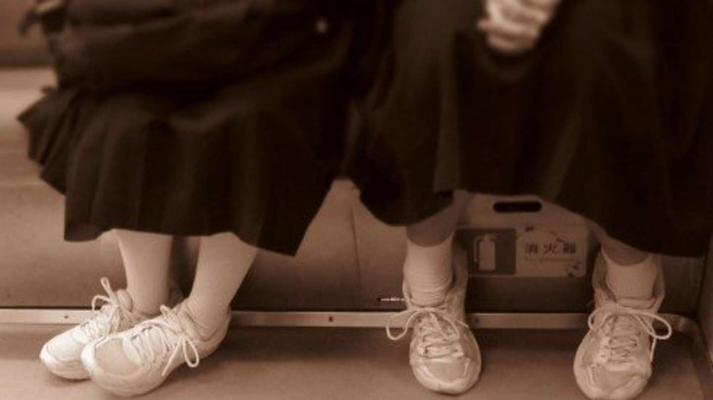 窓際の席に立っていたら（画像はphotoAC）