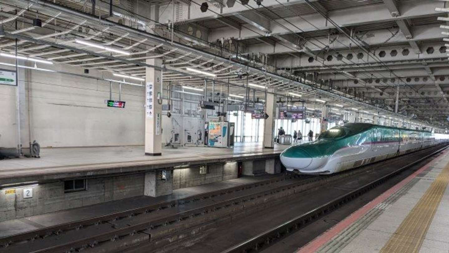 新幹線を待ってたら（画像はphotoAC）