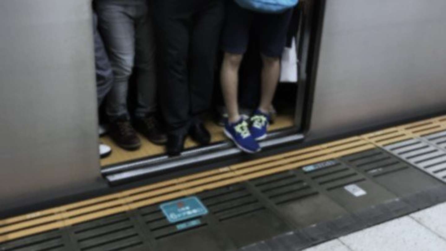 満員電車で通勤中に（画像はphotoAC）