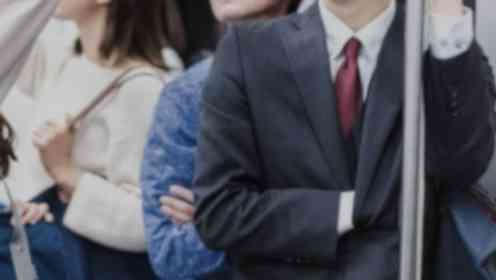 ベビーカーを支えて立っていたら…（画像はphotoAC）