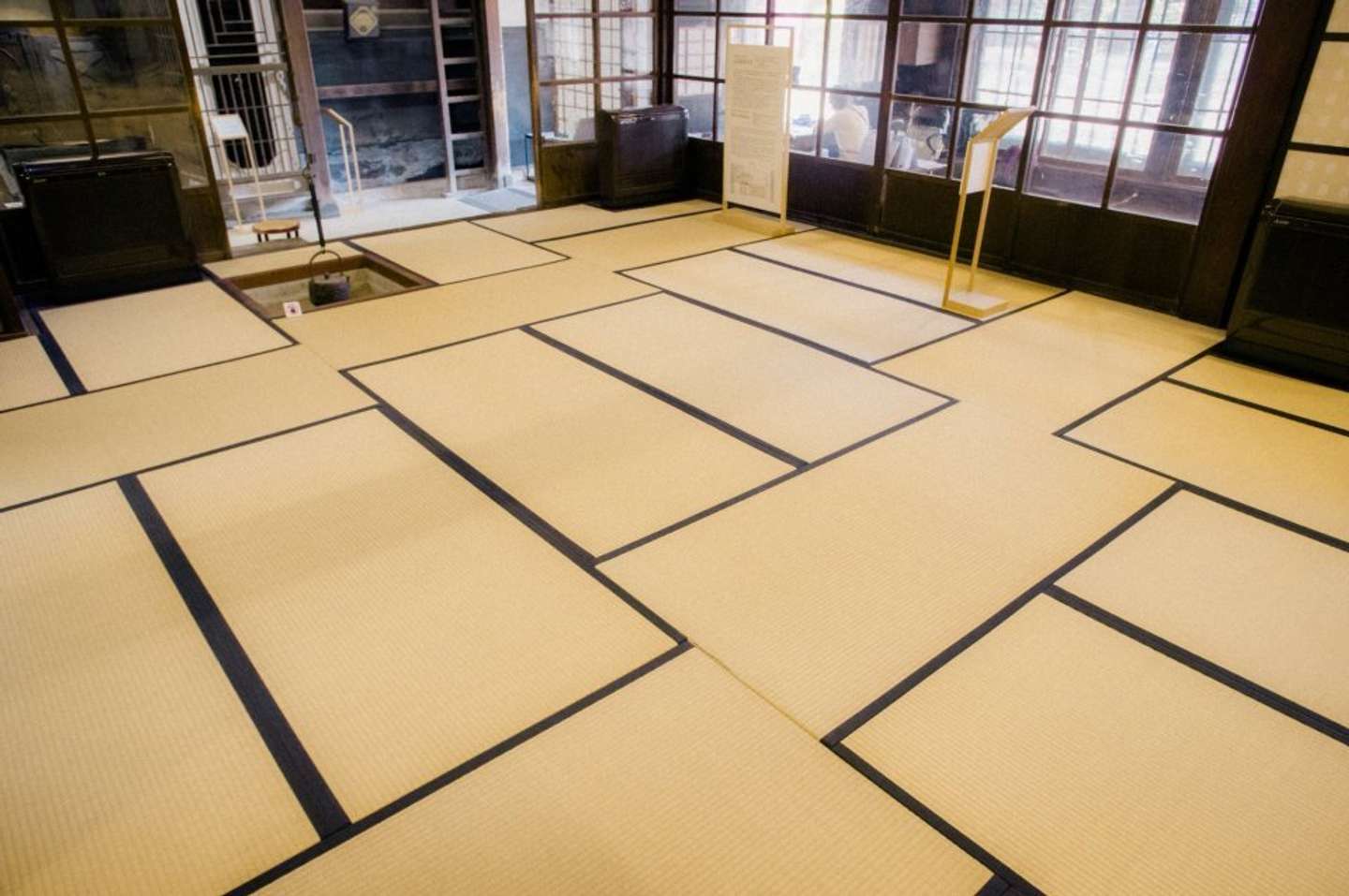 この敷き方は一体...？（画像は旅する小僧＠tabisurukozoさんの投稿より）