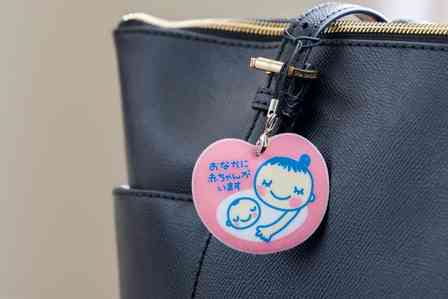 「悪阻がつらかった妊娠初期。マタニティマークを付けて乗った通勤電車で、中年女性客の言葉に涙が溢れて」